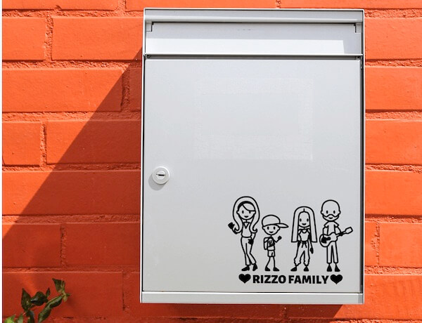 Disegna un adesivo per la tua cassetta postale, con personaggi e nome della famiglia